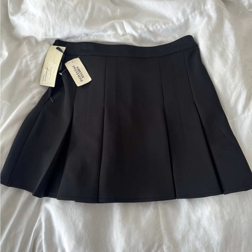 Elegant Black Pleated Skirt - Picture 2 of 5